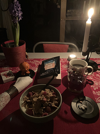 Tisdagsfrukost med de sista sidorna i Han älskade dem alla