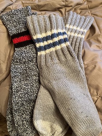 Tre par sockar som mamma har stickat