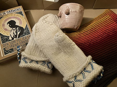 Bok Lovikkavantar mugg och halsduk från Motala