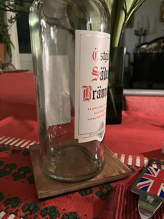 En tom flaska Östgöta sädesbrännvin