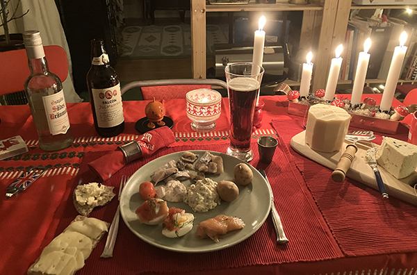 Första tallriken julmat sill ägghalvor lax gubbröra potatis ostar snaps mumma