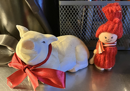 Julgrisen och tomte med träslev