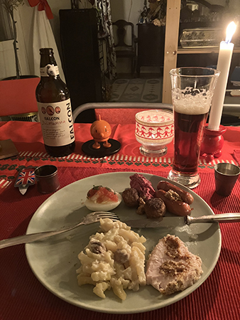 Andra tallriken julmat Janssons frestelse kalkon kycklingköttbullar kalkonetter rödbetssallad