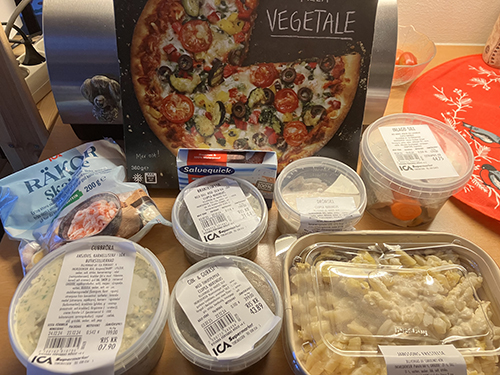 Fyra sorters sill gubbröra Janssons frestelse räkor plåster o Vegetalepizza