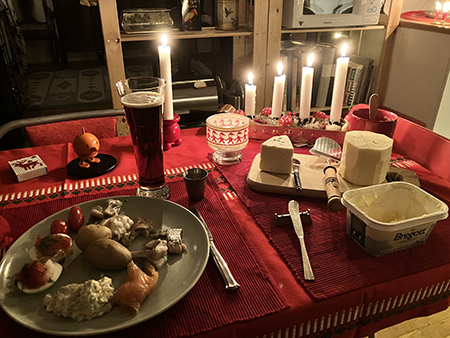 Juldagsmiddag med Hopptimiste tända ljus ostar