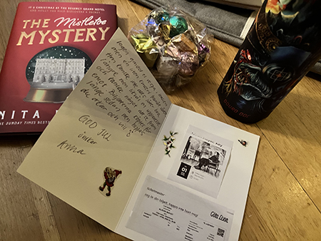 Bok godis vin o en konsertbiljett till Alison Moyet från Anna o Tisslingarna