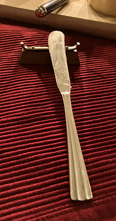 Silversmörkniv på smörtax i teak