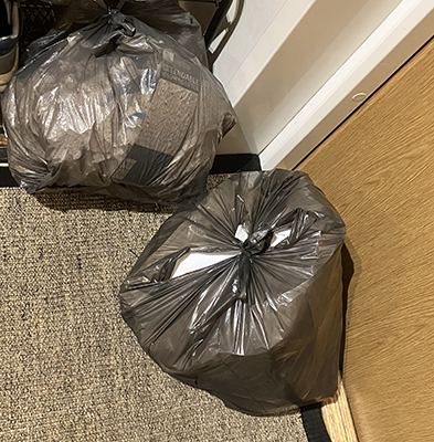 Två påsar med utrensade papper