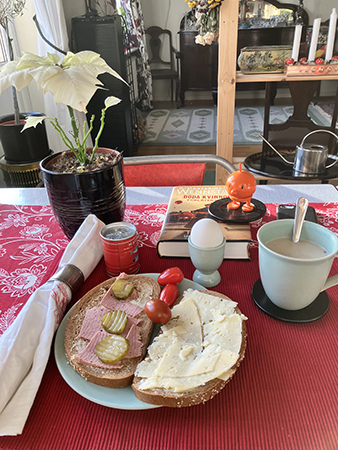 Hemmalunch med mackor Hopptimisten varma koppen och Döda kvinnor förlåter inte