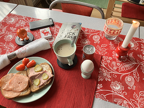 Hemmalunch med mackor o varma koppen Hopptimisten o Flickoffret tända ljus