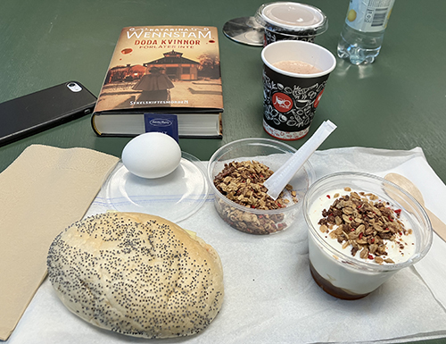 Jobblunch på en papperstablett med Döda kvinnor förlåter inte Jobblunch på en papperstablett med Döda kvinnor förlåter inte