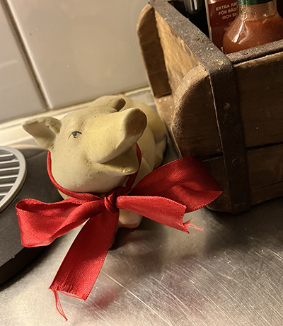 Spisgrisen med rött sidenband Spisgrisen med rött sidenband