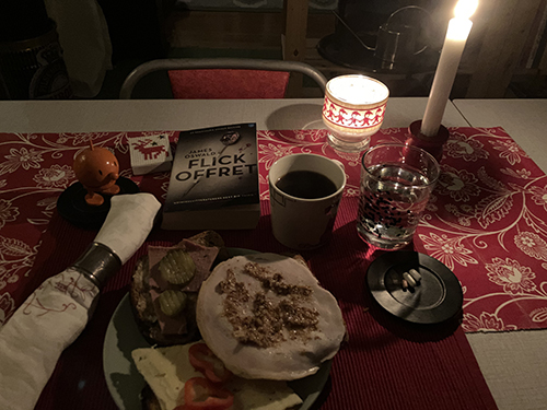 Kvällsmat med tre mackor kaffe Hopptimisten Flickoffret och tända ljus