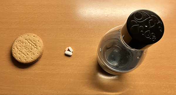 Kvällsmat torsdag digestivekex medicin och vatten