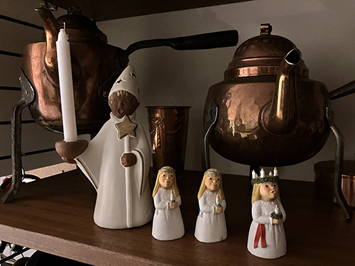 Luciatåget i stringhyllan i köket