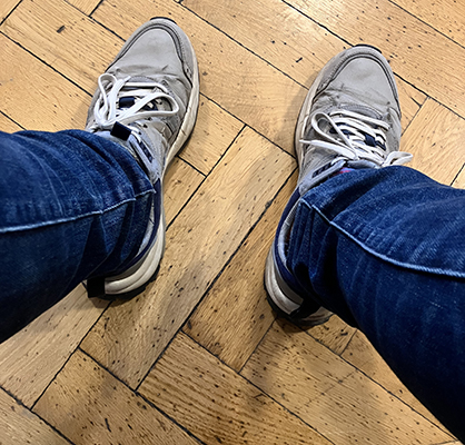 Mina fötter i gråa jympadojor i väntrummet