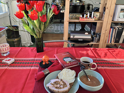 Risgrynsgrötfrukost med mackor tulpaner Hopptimisten The Mistletoe Mystery