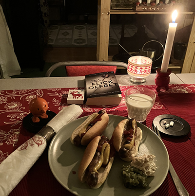 Tre grillade kycklingkorvar med bröd räksallad bostongurka Hopptimisten Flickoffret Tre grillade kycklingkorvar med bröd räksallad bostongurka Hopptimisten Flickoffret