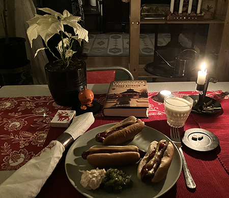 Tre grillade kycklingkorvar med bröd vit julstjärna Hopptimisten och Döda kvinnor förlåter inte