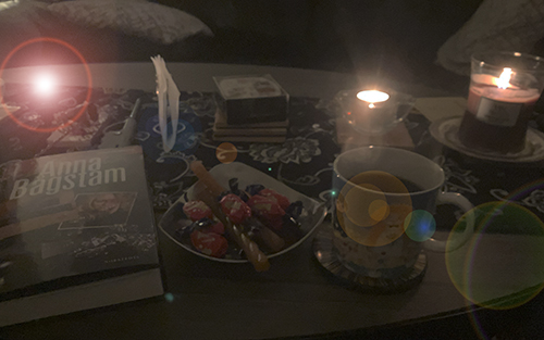 Boken Fallet Valentina dumlekolor kolarem kaffe tända ljus