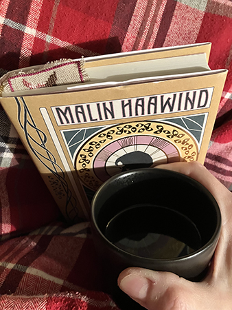 En tredjedel läst av stjärnboken o kaffe på sängen En tredjedel läst av stjärnboken o kaffe på sängen