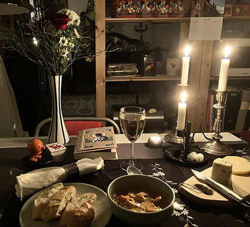 Gotländsk fisksoppa vitlöksbaguette ost Hopptimisten vitt vin stjärnboken