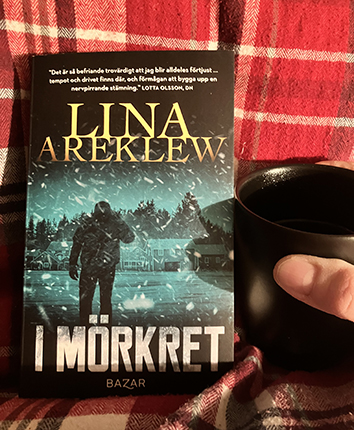 I mörkret o kaffe på sängen i brun Höganäsmugg