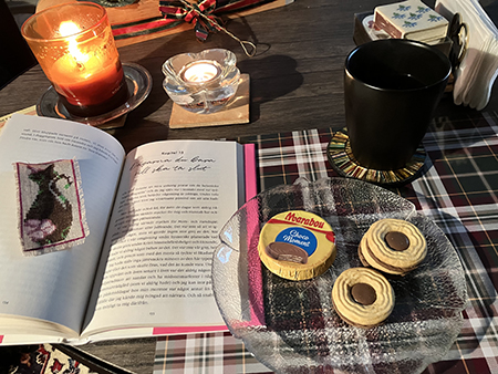 Kvällsfika tisdag med bok Choco moment o Ballerinakex