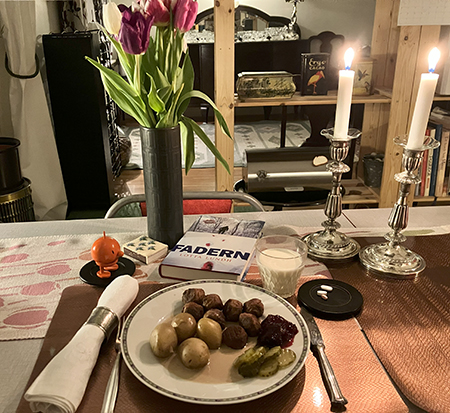 Kycklingköttbullar sås o potatis Hopptimisten Fadern tända ljus tulpaner