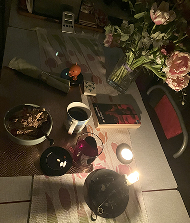 Onsdagsfrukostbordet med tulpaner tända ljus Hopptimisten o Händelser vid Kirkston Abbey