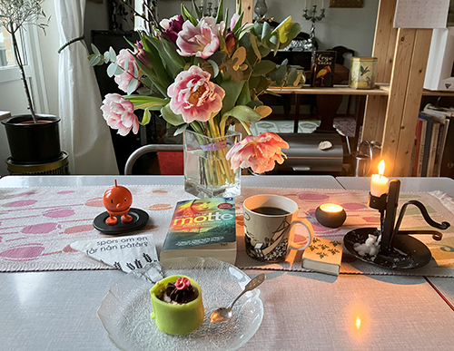 Lördagsfika med Noisette Hopptimisten och utslagna tulpaner