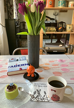 Lördagsfika vid köksbordet med tulpaner Hopptimisten o Fadern