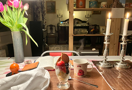 Glass med bär kaffe bokuppslag Hopptiminsten tända ljus tulpaner