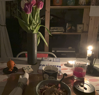 Måndagsfrukost med tulpaner Hopptimisten Fadern o tända ljus