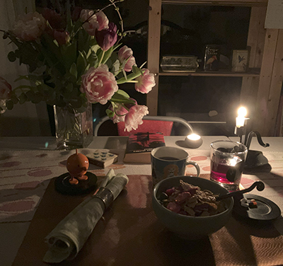 Måndagsfrukost med tulpaner o Hopptimisten boken Händelser vid Kirkston Abbey