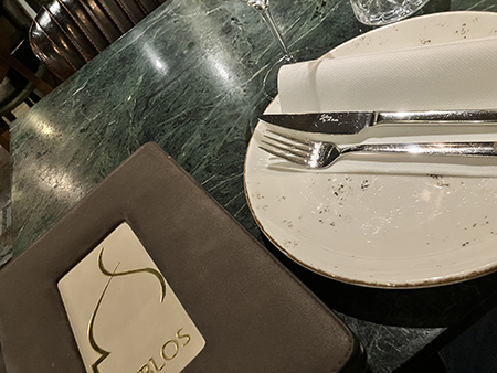 Meny Byblos tallrik servett bestick