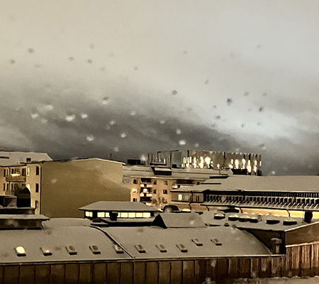 Mörka moln och droppar på fönstret ut mot UKK Mörka moln och droppar på fönstret ut mot UKK