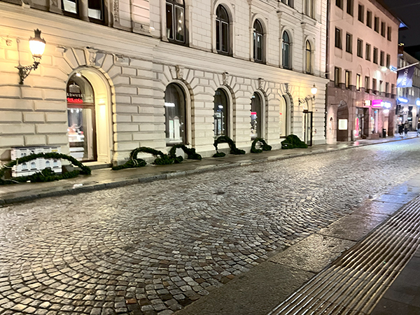 Nedplockade ljuskransar Drottninggatan