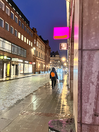 Regnig promenad upp till jobbet