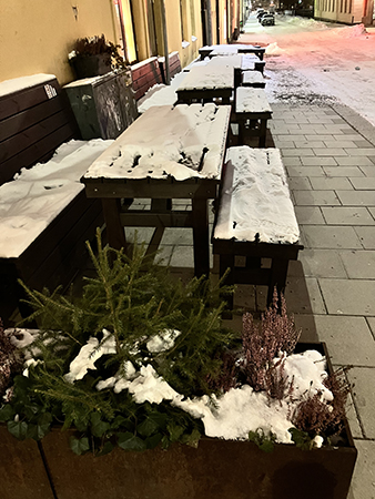 Snöiga utemöbler vid Taps