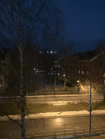 St Olofsgatan januarimorgon lite snö fotad genom arbetsrumsfönstret