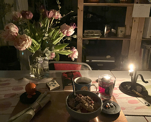 Torsdagsfrukost med slokande tulpaner Hopptimisten och boken Händelser vid Kirkston Abbey