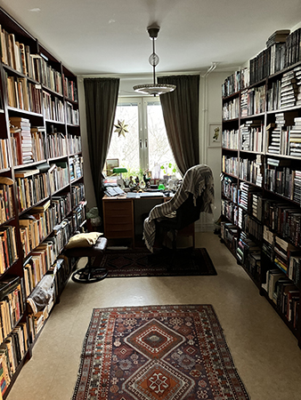 Arbetsrummet med bokhyllor o skrivbord