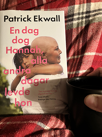 Boken En dag dog Hannah alla andra dagar levde hon o kaffe på sängen Boken En dag dog Hannah alla andra dagar levde hon o kaffe på sängen