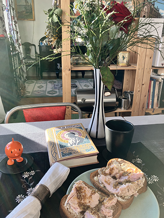 Frukostmackor med sista julkalkonen Hopptiminsten Stjärnboken o nyårsbuketten