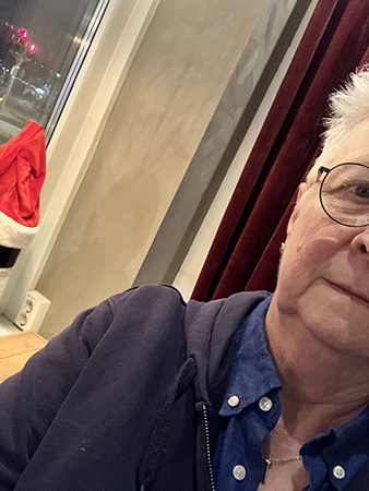 Halva jag och en tomteluva på en flaska