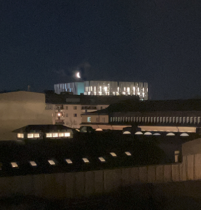 Halvmåne över UKK Halvmåne över UKK