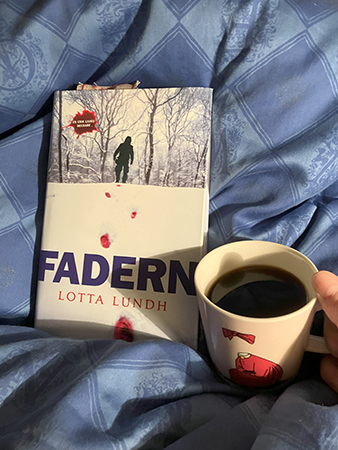 Fadern och kaffe på sängen med Ninni