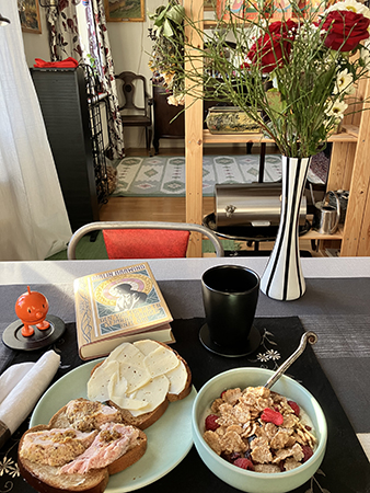 Fredagsfrukost med rosor Hopptimisten o stjärnboken