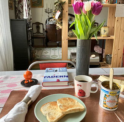 Rostat bröd Hopptimisten Fadern o tulpaner till söndagsfrukost Rostat bröd Hopptimisten Fadern o tulpaner till söndagsfrukost